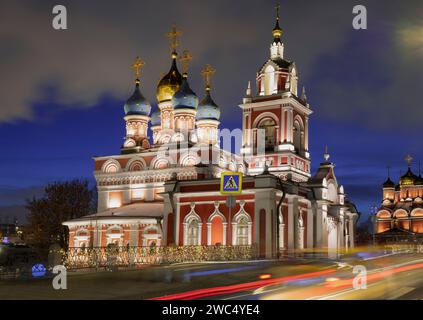 Ancienne église de St. George le victorieux (intercession de la Bienheureuse Vierge Marie, 1657) une nuit de janvier. Moscou, Russie Banque D'Images