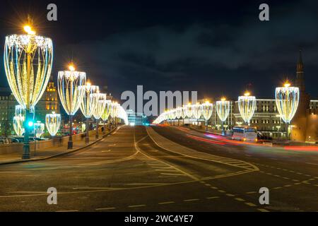 MOSCOU, RUSSIE - 05 JANVIER 2024 : Pont Bolchoï Moskvoretsky dans l'illumination du nouvel an une nuit de janvier Banque D'Images