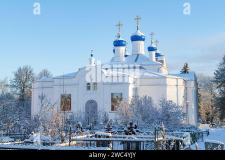 ZAVIDOVO, RUSSIE - 07 JANVIER 2024 : ancienne église de l'Assomption de la Bienheureuse Vierge Marie un matin ensoleillé de janvier Banque D'Images