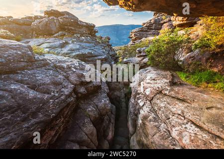 Sentier de randonnée Pinnacle Canyon au coucher du soleil, montagnes Grampians, Halls Gap, Victoria, Australie Banque D'Images