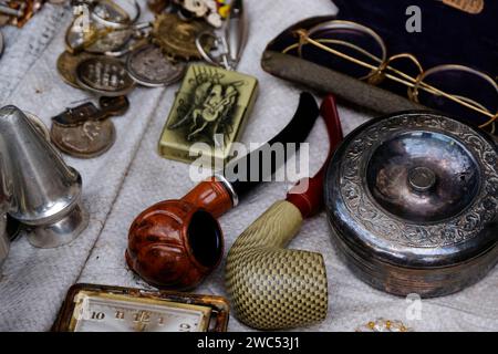 22 décembre 2023, Pune, Indian Street vendeurs vendent de vieux objets antiques sur les routes et les endroits achalandés pendant la foire locale. Banque D'Images