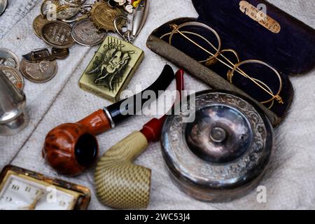 22 décembre 2023, Pune, Indian Street vendeurs vendent de vieux objets antiques sur les routes et les endroits achalandés pendant la foire locale. Banque D'Images