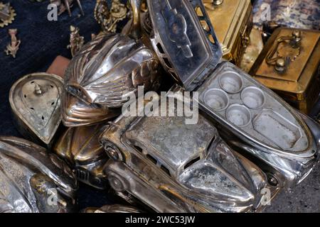 22 décembre 2023, Pune, Indian Street vendeurs vendent de vieux objets antiques sur les routes et les endroits achalandés pendant la foire locale. Banque D'Images