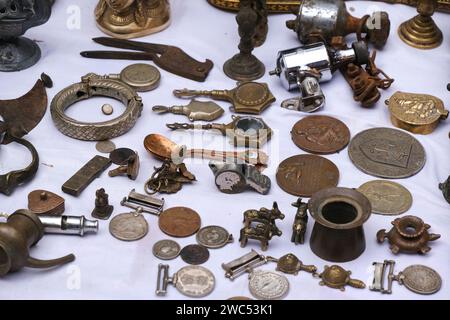 22 décembre 2023, Pune, Indian Street vendeurs vendent de vieux objets antiques sur les routes et les endroits achalandés pendant la foire locale. Banque D'Images