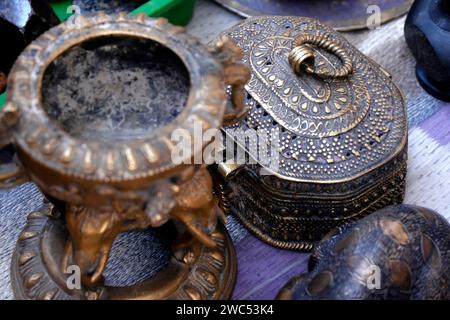 22 décembre 2023, Pune, Indian Street vendeurs vendent de vieux objets antiques sur les routes et les endroits achalandés pendant la foire locale. Banque D'Images