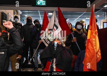 McDonald's occupé par les manifestants. Intervention et occupation de McDonald s Compans Caffarelli par des manifestants, boycotter Israël Etat raciste, Palestine libre. Manifestation en faveur de Gaza et de toute la Palestine ! Manifestation de solidarité avec la résistance du peuple palestinien et dénonciation de la complicité de l’impérialisme occidental dans ces crimes. Cette manifestation est organisée par de nombreux syndicats, partis politiques et associations. France, Toulouse 13 janvier 2024. Photo de Patricia Huchot-Boissier/ABACAPRESS.COM Banque D'Images