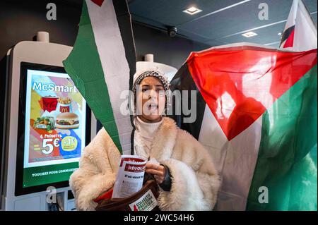 McDonald's occupé par les manifestants. Intervention et occupation de McDonald s Compans Caffarelli par des manifestants, boycotter Israël Etat raciste, Palestine libre. Manifestation en faveur de Gaza et de toute la Palestine ! Manifestation de solidarité avec la résistance du peuple palestinien et dénonciation de la complicité de l’impérialisme occidental dans ces crimes. Cette manifestation est organisée par de nombreux syndicats, partis politiques et associations. France, Toulouse 13 janvier 2024. Photo de Patricia Huchot-Boissier/ABACAPRESS.COM Banque D'Images