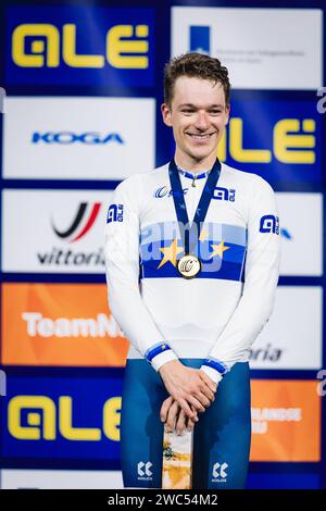 Apeldoorn, pays-Bas. 13 janvier 2024. Photo par Alex Whitehead/SWpix.com - 13/01/2024 - Cyclisme - Championnats d'Europe UEC Track Elite 2024 - Omnisport, Apeldoorn, pays-Bas - Omnium masculin - Ethan Hayter de Grande-Bretagne remporte l'or. Crédit : SWpix/Alamy Live News Banque D'Images