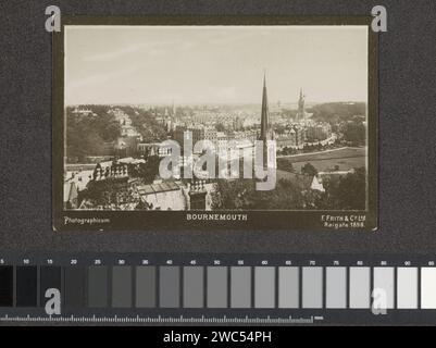 Vue de Bournemouth, vers 1870 - en 1898 ou avant photographie la photo fait partie d'une série de 28 cartes postales distinctes d'Angleterre, de Norvège, d'Italie, d'Allemagne et du Tyrol (photos RP-F-F00945-1 à RP-F-F00945-28). Support photographique pour bain gélatine tirage argentique voyage ; tourisme. perspective de ville, panorama de ville, silhouette de ville. Parties de l'extérieur de l'église et annexes : tour Bath Banque D'Images