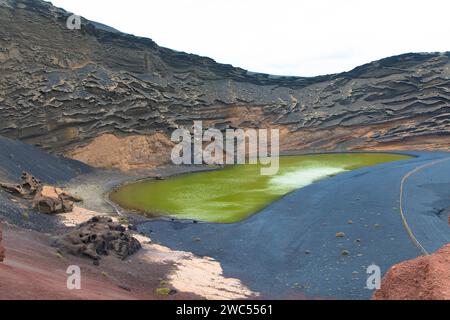 Belle vue sur El Lago Verde. Lagune verte avec mer Atlantique et plage de sable noir. Point de vue célèbre. Lanzarote, El Golfo, îles Canaries Banque D'Images