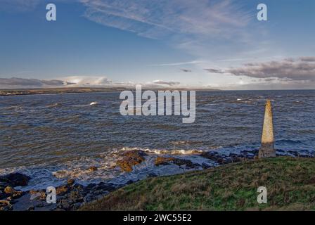 La vue sur la mer du Nord et le coût est de l'Écosse depuis l'une des premières balises d'avertissement Scurdie Ness pour les marins près du phare. Banque D'Images