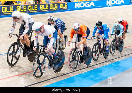 Apeldoorn, pays-Bas. 14 janvier 2024. APELDOORN, PAYS-BAS - 14 JANVIER : compétition dans le Keirin masculin au jour 5 des Championnats d'Europe UEC sur piste Elite 2024 à Omnisport le 14 janvier 2024 à Apeldoorn, pays-Bas. (Photo Joris Verwijst/Agence BSR) crédit : Agence BSR/Alamy Live News Banque D'Images