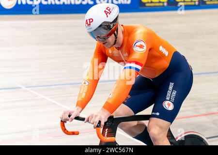 Apeldoorn, pays-Bas. 14 janvier 2024. APELDOORN, PAYS-BAS - 14 JANVIER : compétition dans le Keirin masculin au jour 5 des Championnats d'Europe UEC sur piste Elite 2024 à Omnisport le 14 janvier 2024 à Apeldoorn, pays-Bas. (Photo Joris Verwijst/Agence BSR) crédit : Agence BSR/Alamy Live News Banque D'Images