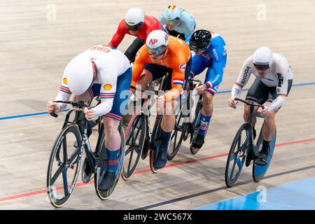 Apeldoorn, pays-Bas. 14 janvier 2024. APELDOORN, PAYS-BAS - 14 JANVIER : compétition dans le Keirin masculin au jour 5 des Championnats d'Europe UEC sur piste Elite 2024 à Omnisport le 14 janvier 2024 à Apeldoorn, pays-Bas. (Photo Joris Verwijst/Agence BSR) crédit : Agence BSR/Alamy Live News Banque D'Images