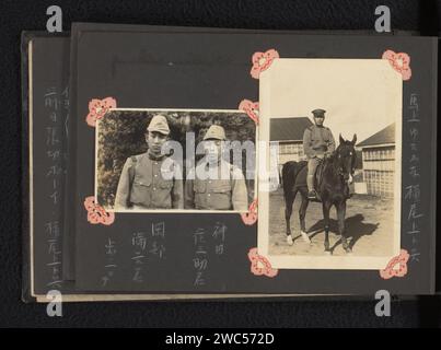 Deux portraits de trois soldats japonais inconnus, un à cheval, anonyme, 1937 - 1941 photographie ces photos font partie d'un album. baryta papier gélatine argentique imprime le soldat ; la vie du soldat. personne historique anonyme représentée. cheval Banque D'Images