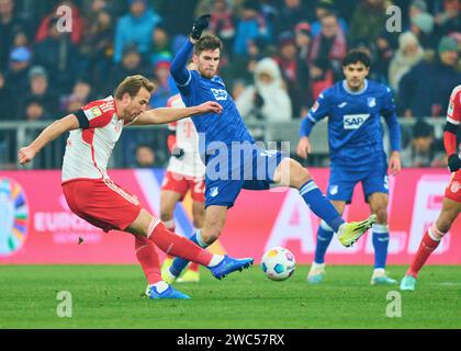 Harry Kane, FCB 9 en compétition pour le ballon, attaquer, duel, header, zweikampf, action, lutte contre Anton Stach, Hoff 16 dans le match FC BAYERN MUENCHEN - TSG 1899 HOFFENHEIM 3-0 le 12 janvier 2024 à Munich, Allemagne. Saison 2023/2024, 1.Bundesliga, FCB, München, match 16, 16.Spieltag © Peter Schatz / Alamy Live News - LA RÉGLEMENTATION DFL INTERDIT TOUTE UTILISATION DE PHOTOGRAPHIES comme SÉQUENCES D'IMAGES et/ou QUASI-VIDÉO - Banque D'Images