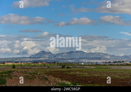 Montagnes et nuages sur la mer Méditerranée en hiver sur l'île de Chypre Banque D'Images