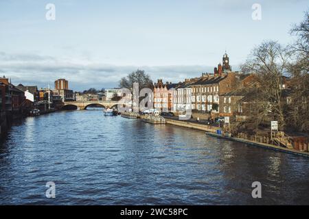 La rivière Ouse traverse le centre-ville de York par une froide journée de janvier en Angleterre, avec un ciel bleu contenant des nuages gris et des ondulations sur l'eau Banque D'Images