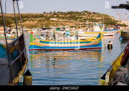 Marsaxlokk, Malte - 18 juin 2023 : Luzzi, bateaux typiquement maltais amarrés dans le port Banque D'Images