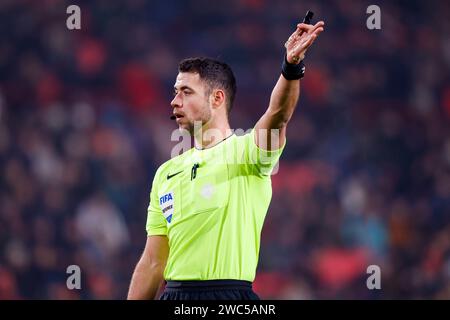 EINDHOVEN, PAYS-BAS - JANVIER 13 : l'arbitre Marc Nagtegaal se penche sur le match d'Eredivisie entre le PSV Eindhoven et le SBV Excelsior au stade Philips Banque D'Images