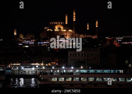 Vue de nuit de la mosquée Suleymaniye ottomane impériale à Istanbul, Turquie. C'est la plus grande mosquée de la ville depuis le pont de Galata Banque D'Images