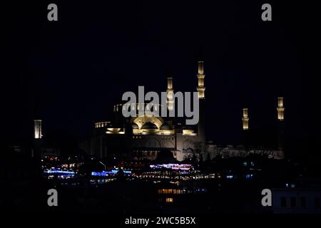 Vue de nuit de la mosquée Suleymaniye ottomane impériale à Istanbul, Turquie. C'est la plus grande mosquée de la ville Banque D'Images