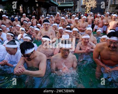 Tokyo, Japon. 14 janvier 2024. Les gens bénissent dans l'eau glacée pour une bonne santé dans la nouvelle année à Tokyo, Japon, le 14 janvier 2024. Crédit : Zhang Xiaoyu/Xinhua/Alamy Live News Banque D'Images