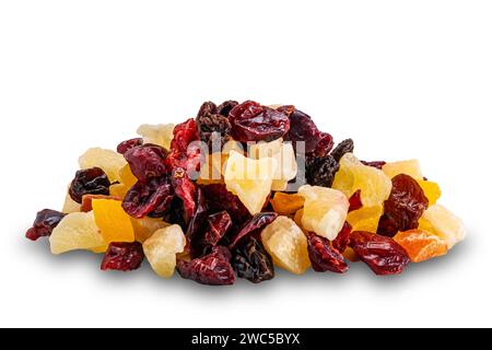 Pile de divers fruits tropicaux séchés isolés sur fond blanc avec chemin de découpage. Banque D'Images