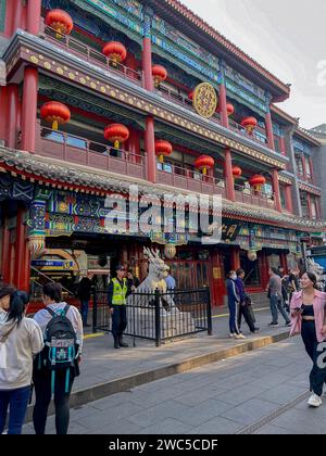 Pékin, Chine, touristes chinois visitant dans le quartier traditionnel, quartier Qianmen, architecture ancienne, 'Tong Ren Tang', ancienne pharmacie, avant Banque D'Images