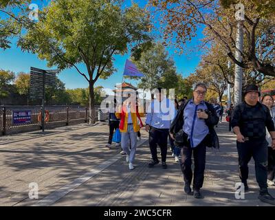 Pékin, Chine, foule moyenne , touristes chinois, gens, marche, visite de la Cité interdite, Dongchen, dans le vieux centre-ville, guide touristique de pékin Banque D'Images