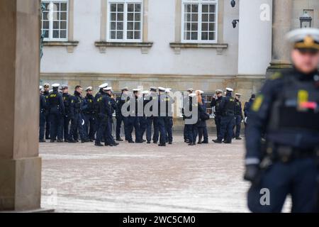 Copenhague, Danemark. 14 janvier 2024. Copenhague, Danemark. 14 janvier 2024. La police s'est réunie au château de Christiansborg à Copenhague le dimanche 14 janvier 2024. Le 31 décembre 2023, la reine annonce qu'elle abdiquera le 14 janvier et que le prince héritier sera régent du Danemark à partir de ce jour-là. Crédit : Ritzau/Alamy Live News Banque D'Images