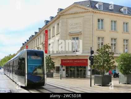 Un train Citadis 402 de Tours tramway RBD inauguré le 31 août 2013 en passant devant le grand magasin Galeries Lafayette rue nationale Tours France Banque D'Images