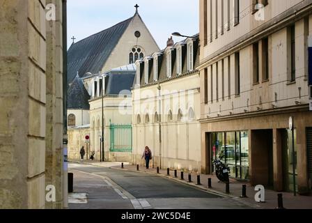 Rue latérale avec l'église Saint-Grégoire des minimes dans le centre-ville historique Rue de la Préfecture Tours Indre-et-Loire France Banque D'Images