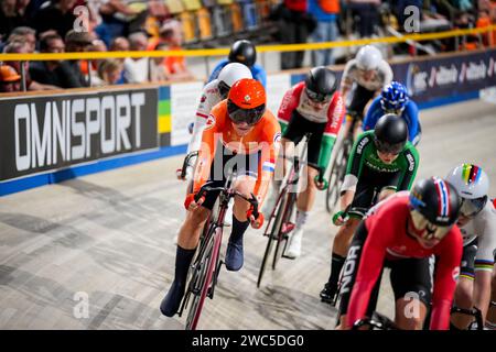 Apeldoorn, pays-Bas. 13 janvier 2024. APELDOORN, PAYS-BAS - 13 JANVIER : Marit Raaijmakers des pays-Bas en compétition dans la course aux points féminine au jour 4 des Championnats d'Europe UEC Track Elite 2024 à Omnisport le 13 janvier 2024 à Apeldoorn, pays-Bas. (Photo de Rene Nijhuis/Agence BSR) crédit : Agence BSR/Alamy Live News Banque D'Images