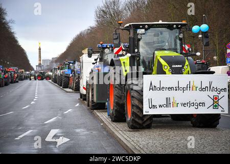 Berlin, Allemagne. 14 jan.2024.les agriculteurs et les camionneurs protestent contre la réduction des subventions au Brandenburger Tor. Crédit : Pmvfoto/Alamy Live News Banque D'Images