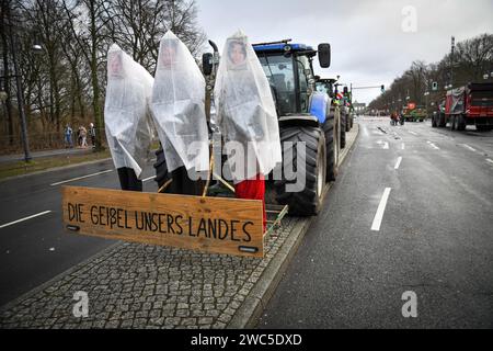 Berlin, Allemagne. 14 jan.2024.les agriculteurs et les camionneurs protestent contre la réduction des subventions au Brandenburger Tor. Crédit : Pmvfoto/Alamy Live News Banque D'Images