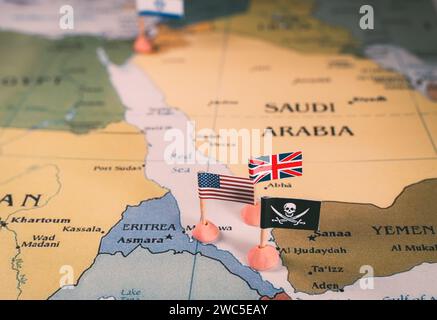 Drapeaux des États-Unis et du Royaume-Uni entourant le crâne et les os croisés drapeau pirate. Le concept de conflit de la mer Rouge. vidéo verticale. Banque D'Images