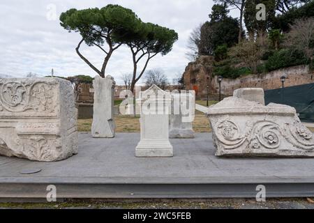 11 janvier 2024, Rome, Italie : des blocs de marbre sculptés de la Rome antique sont alignés lors de l'ouverture du parc archéologique de Celio et â€˜Forma Urbis Museum' (crédit image : © Stefano Costantino/SOPA Images via ZUMA Press Wire) À USAGE ÉDITORIAL UNIQUEMENT! Non destiné à UN USAGE commercial ! Banque D'Images