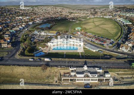 Vue aérienne du Lido art déco Saltdean et du WhiteCliffs Saltdean Cafe sur le front de mer dans l'East Sussex, dans le sud de l'Angleterre avec les South Downs in t Banque D'Images