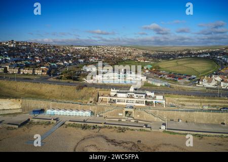 Vue aérienne du Lido art déco Saltdean et du WhiteCliffs Saltdean Cafe sur le front de mer dans l'East Sussex en Angleterre avec les South Downs en vue. Banque D'Images