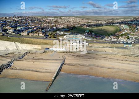 Vue aérienne le long du front de mer de Saltdean dans l'East Sussex avec le Lido art déco saltdean conçu en vue et le Whitecliffs Cafe entre les falaises blanches. Banque D'Images
