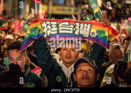 Supporter tenait une bannière “support Taiwan 2024” à Taipei, Taiwan, dimanche soir, le 13 janvier 2024. LAI Ching-te du Parti démocrate progressiste (DPP) a remporté l'élection présidentielle de Taïwan en 2024, élu avec 40,05% des voix et devenant le 16e président, succédant à l'actuelle présidente du DPP, Tsai Ing-wen, continuant le DPP 12e année en tant que parti au pouvoir. L'inauguration de LAI aura lieu le 20 mai 2024. Le Parti progressiste démocratique (DPP) a organisé un rassemblement massif alors que ses partisans attendaient et célébraient le résultat des élections à Taipei, Taiwan, dimanche soir, le 13 janvier 2024. (Photo de Alex Chan TSZ Yuk/SIP Banque D'Images