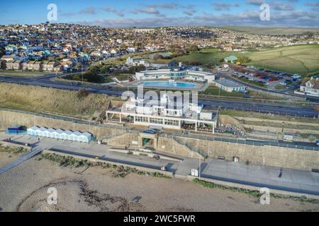 Photo aérienne du Lido art déco Saltdean et du WhiteCliffs Saltdean Cafe sur le front de mer dans l'East Sussex en Angleterre. Banque D'Images