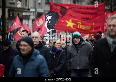 Berlin, Allemagne. 14 janvier 2024. Une photo de Luxembourg est montrée lors d'une manifestation pour commémorer Rosa Luxemburg et Karl Liebknecht à l'occasion du 105e anniversaire de leur assassinat. Crédit : Joerg Carstensen/dpa/Alamy Live News Banque D'Images