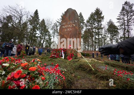 Berlin, Allemagne. 14 janvier 2024. De nombreuses personnes déposent des fleurs au mémorial silencieux de Rosa Luxemburg et Karl Liebknecht à l'occasion du 105e anniversaire de leur assassinat au mémorial socialiste de Berlin-Friedrichsfelde. Crédit : Joerg Carstensen/dpa/Alamy Live News Banque D'Images