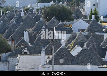 Vue panoramique sur les maisons trulli à Alberobello, Pouilles - Italie Banque D'Images