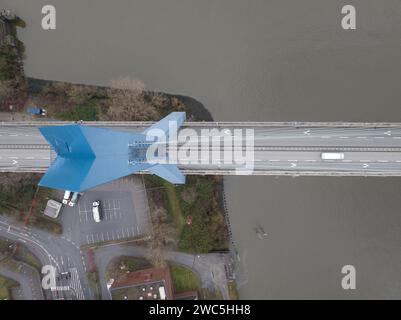 Hambourg, Allemagne, 30 décembre 2023 : pont Kohlbrandbrucke sur l'Elbe dans le port de Hambourg. c'est le deuxième plus long pont routier en Banque D'Images