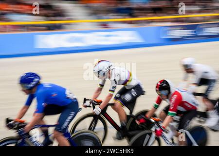 Apeldoorn, pays-Bas. 13 janvier 2024. APELDOORN, PAYS-BAS - 13 JANVIER : Lotte Kopecky, de Belgique, participe à la course élimination féminine au jour 4 des Championnats d'Europe UEC Track Elite 2024 à Omnisport le 13 janvier 2024 à Apeldoorn, pays-Bas. (Photo de Rene Nijhuis/Agence BSR) crédit : Agence BSR/Alamy Live News Banque D'Images