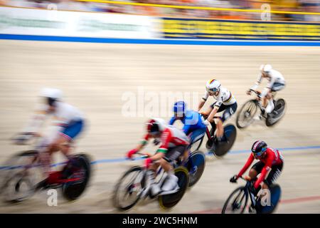 Apeldoorn, pays-Bas. 13 janvier 2024. APELDOORN, PAYS-BAS - 13 JANVIER : Lotte Kopecky, de Belgique, participe à la course élimination féminine au jour 4 des Championnats d'Europe UEC Track Elite 2024 à Omnisport le 13 janvier 2024 à Apeldoorn, pays-Bas. (Photo de Rene Nijhuis/Agence BSR) crédit : Agence BSR/Alamy Live News Banque D'Images