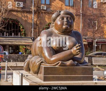 Femme fumant une sculpture de cigarette de Fernando Botero devant Cascade à Erevan. Arménie Banque D'Images